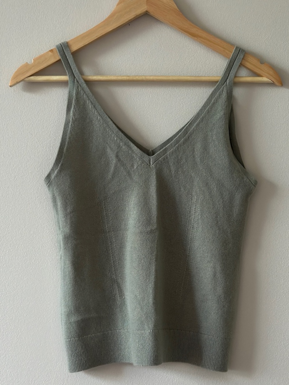 Club Monaco Slim V-Neck Cashmere Camisole - Sage - XS NWOT - Picture 3 of 9